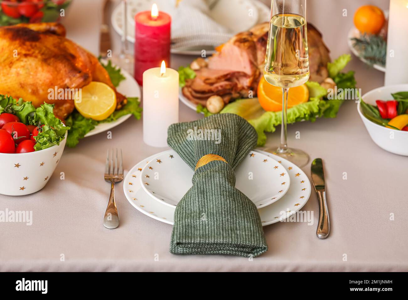 Christmas table happy guests hi-res stock photography and images - Alamy