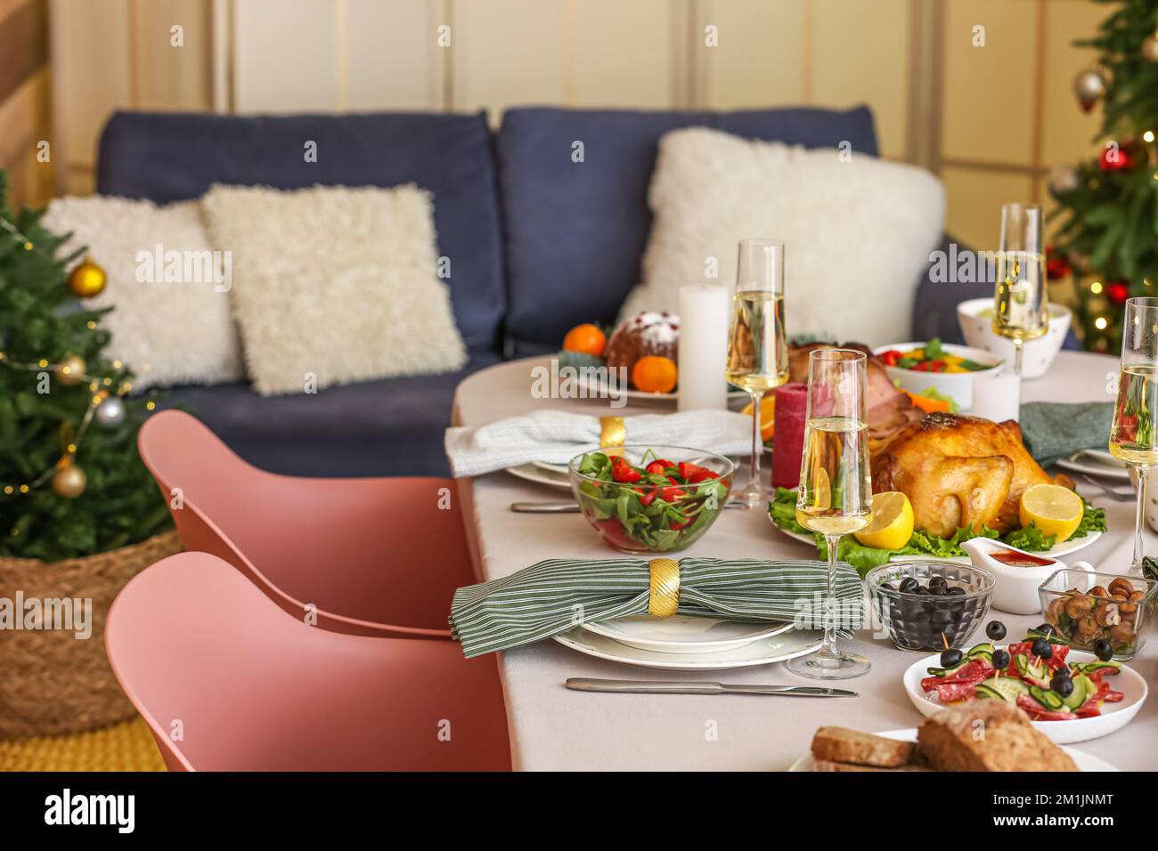 Christmas table happy guests hi-res stock photography and images - Alamy