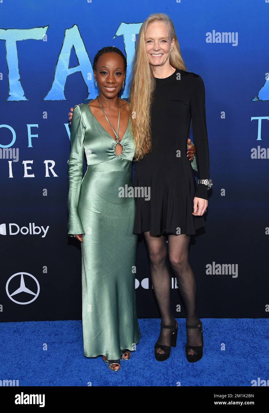 Hollywood, CA on December 12, 2022. Suzy Amis and Samata Pattinson arriving to the U.S. premiere of 20th Century Studios’ “Avatar: The Way of Water”   held at the Dolby Theatre in Hollywood, CA on December 12, 2022. © Lisa OConnor / AFF-USA.com Stock Photo