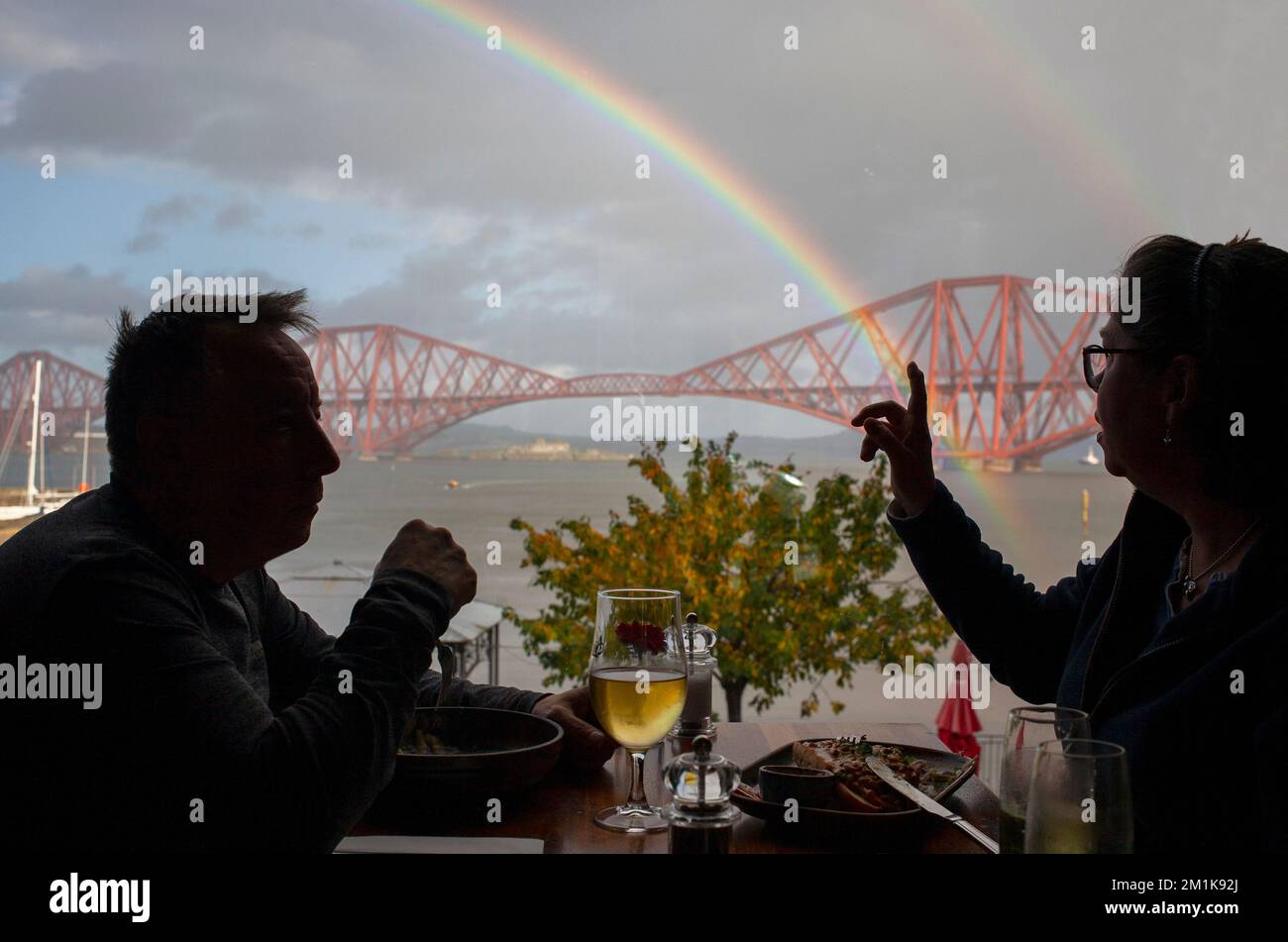 Restaurant with forth bridge view hi-res stock photography and images ...