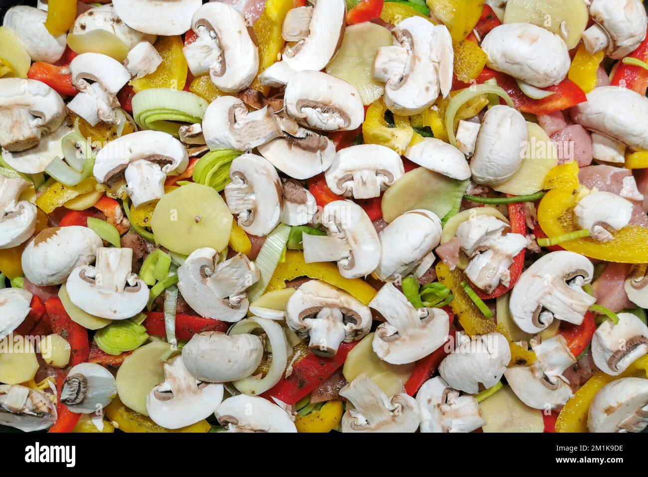 Auflauf mit Pilzen, Paprika, Porree noch roh Stock Photo