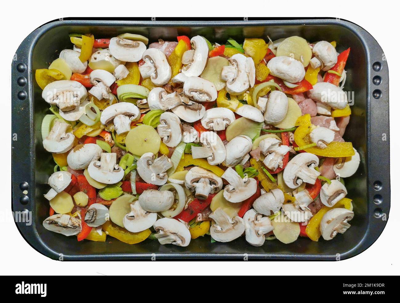 Auflauf mit Pilzen, Paprika, Porree noch roh Stock Photo