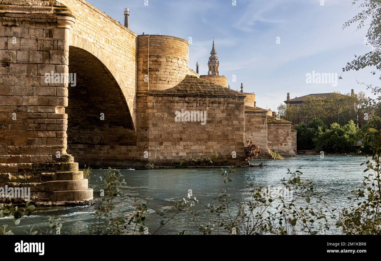 The Stone Bridge (Puente de Piedra) crossing the Ebro river. Medieval