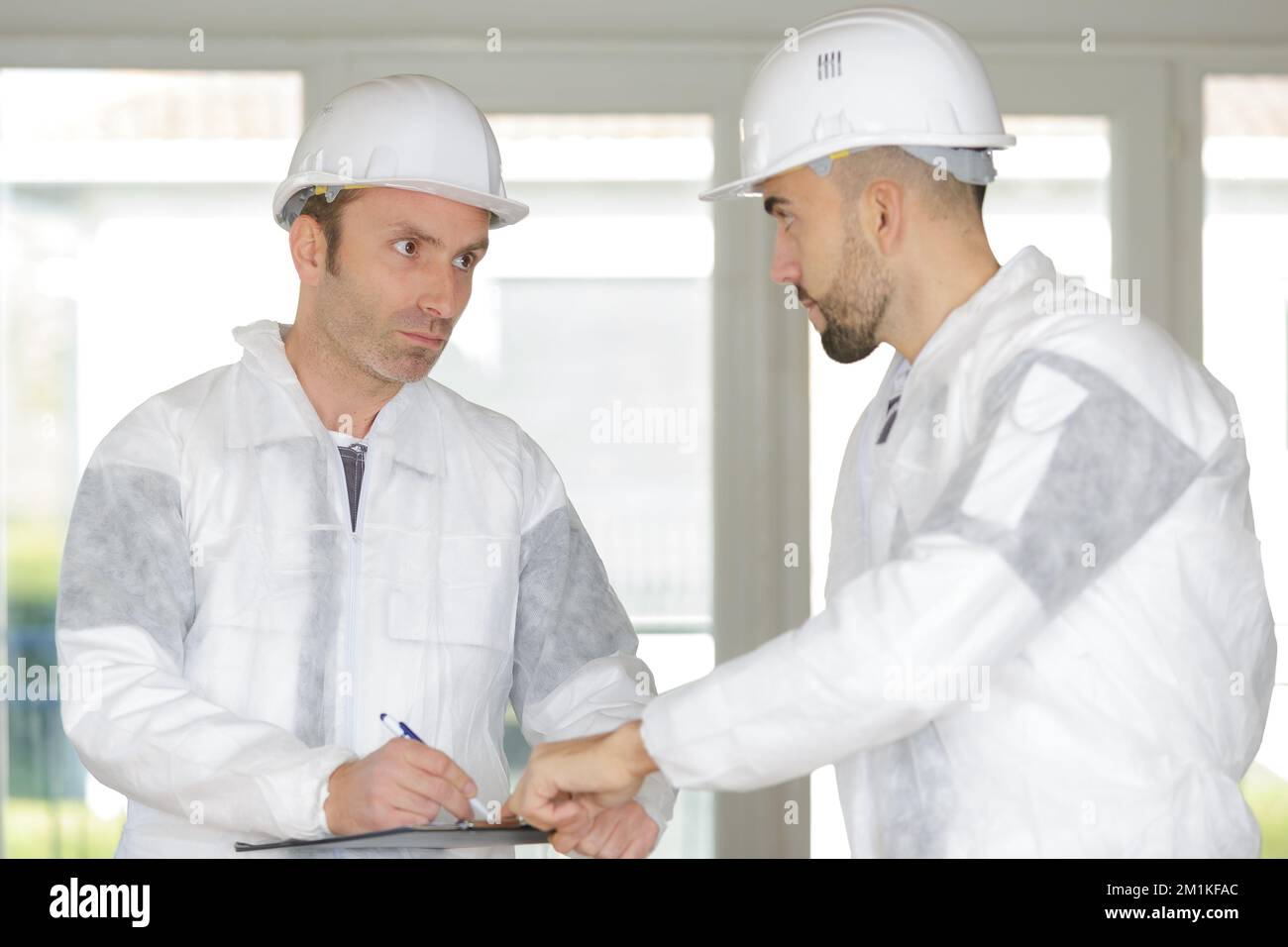 Builder signing contract hi-res stock photography and images - Alamy