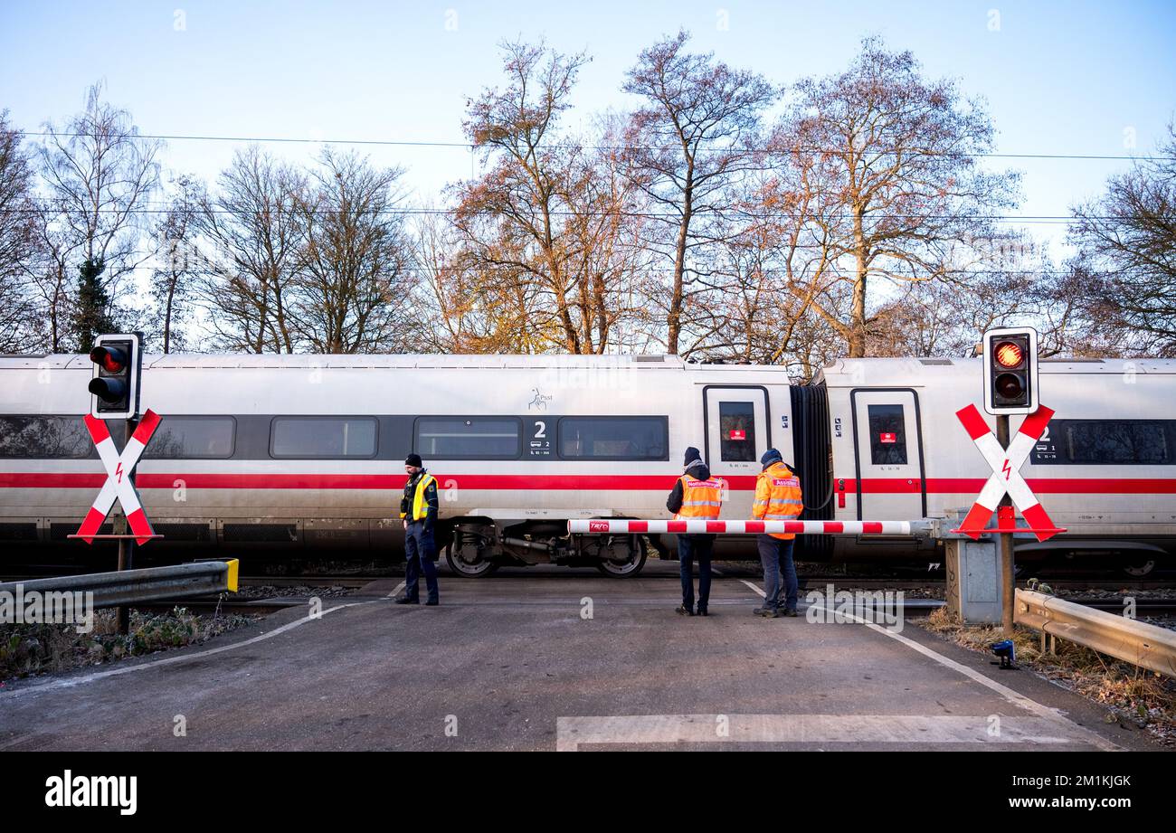 Hamburg, Germany. 13th Dec, 2022. An ICE train is stationary at a level