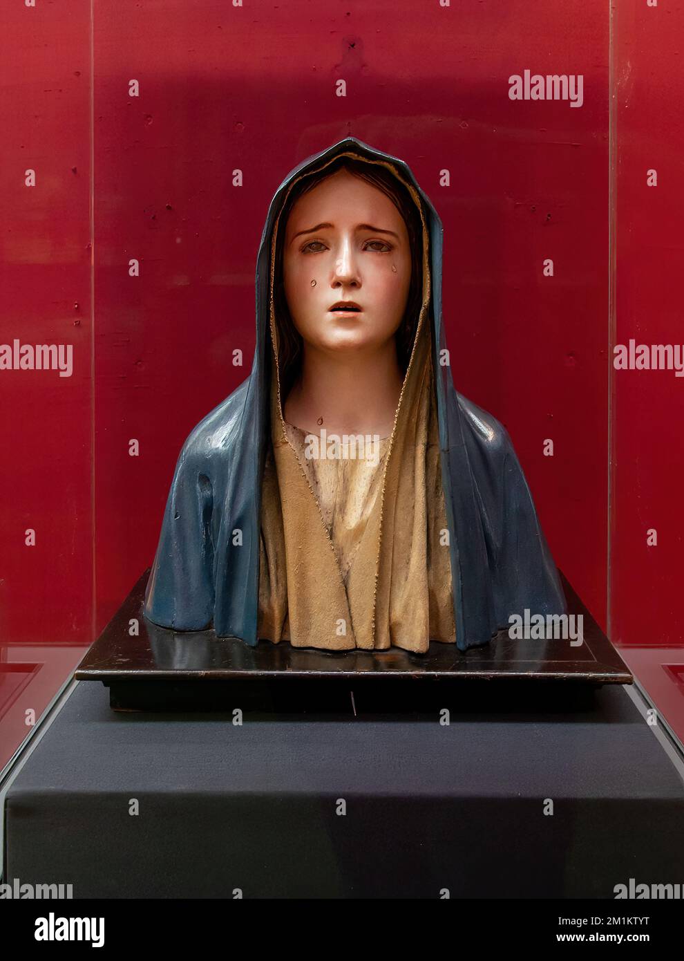 A vertical shot of Virgin of Sorrows (Mater Dolorosa) by Pedro de Mena in The Fitzwilliam Museum Stock Photo