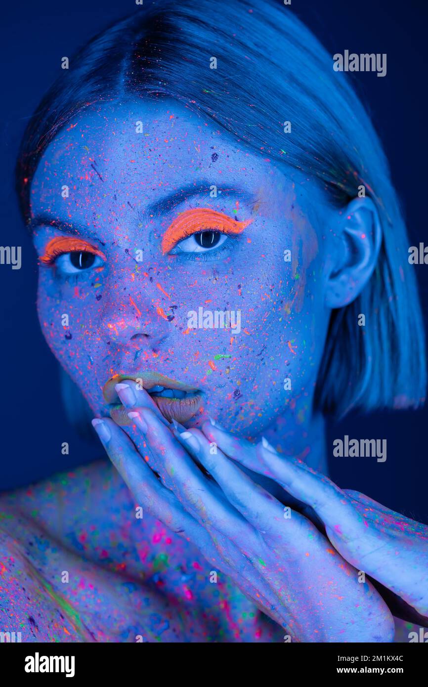 Woman in blue body paint hi-res stock photography and images - Alamy