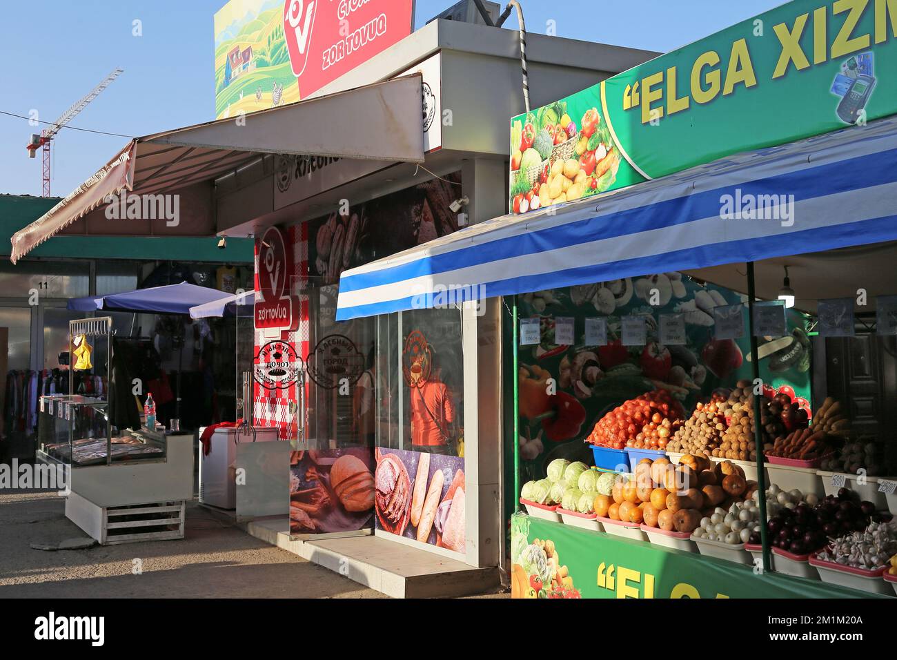Nan bread bakery and fruit stall, Askiya Dehqon Bozori (Farmers Market