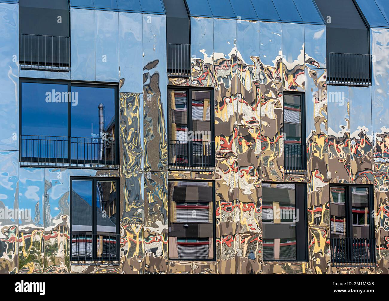 Chrome House Facade With Mirror Effect, Berlin, Germany Stock Photo - Alamy