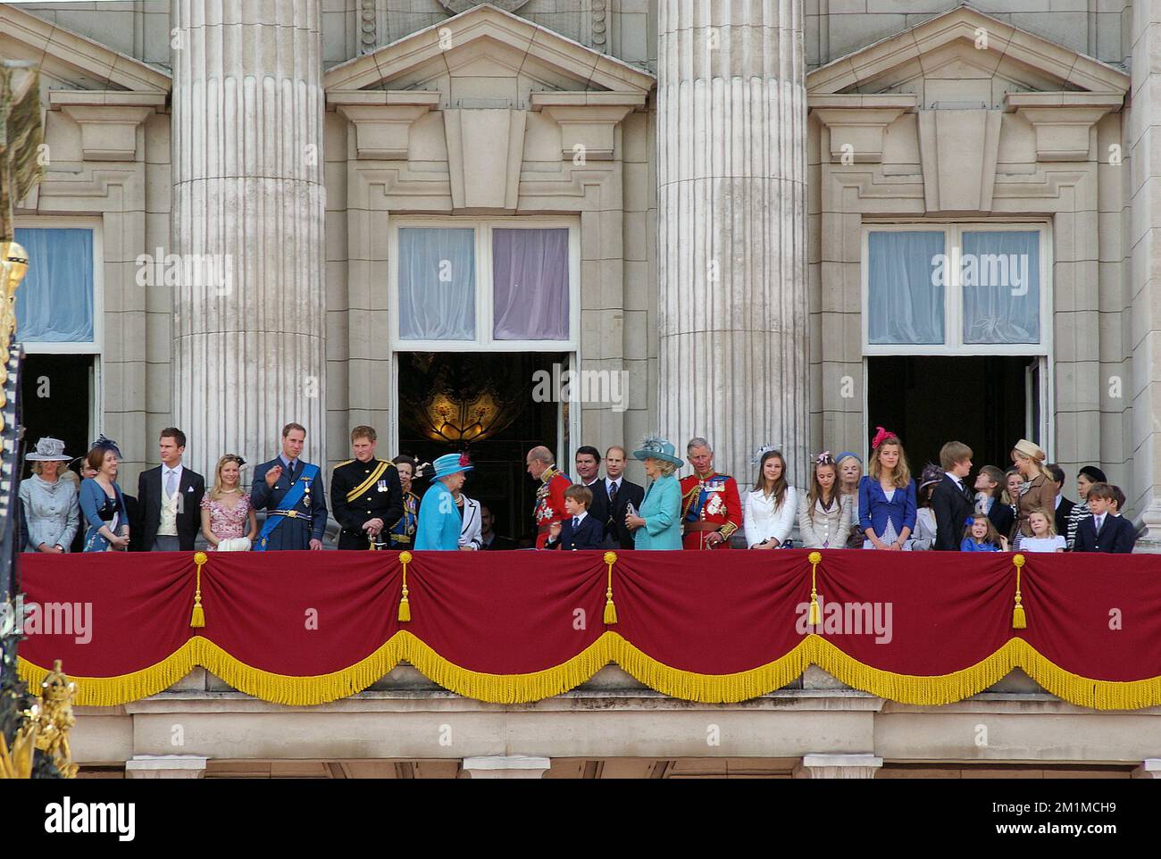 Extended Royal Family on the balcony of Buckingham Palace after Trooping the Colour 2009 for Queen's Birthday flypast. Princes William & Harry, Queen Stock Photo