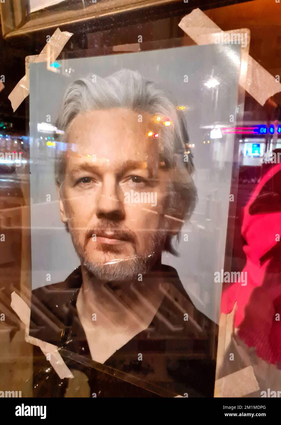 ein Portraitbild von Julian Assange in einer Bar in Berlin-Prenzlauer Berg, Berlin  (nur fuer redaktionelle Verwendung. Keine Werbung. Referenzdatenba Stock Photo