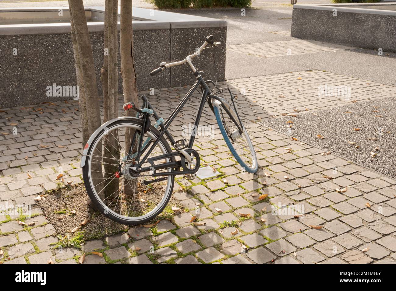Theft of a saddle of a bicycle left in a parking lot with a closed lock