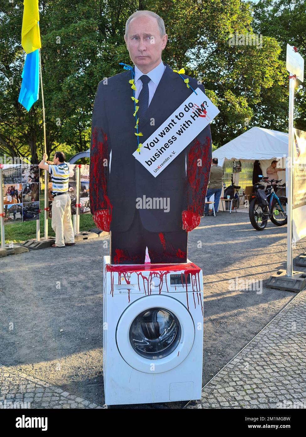 Wladimir Putin als blutruenstiger Diktator - Protest gegen russische Invasion der Ukraine, Berlin  (nur fuer redaktionelle Verwendung. Keine Werbung. Stock Photo