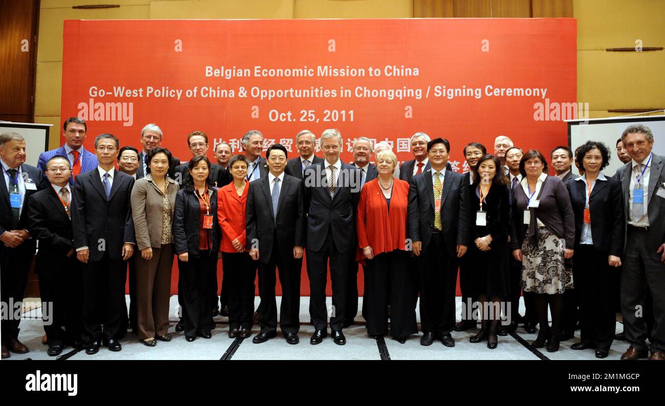 20111024 - CHONGQING, CHINA: A group picture shows the Crown Prince Philippe of Belgium (C) and the participants of the Belgian Economic Mission after a signing ceremony at the InterContinental Hotel in Chongqing, on the fifth day of the Belgian Economic Mission to the People's Republic of China, Monday 24 October 2011. BELGA PHOTO ERIC LALMAND Stock Photo