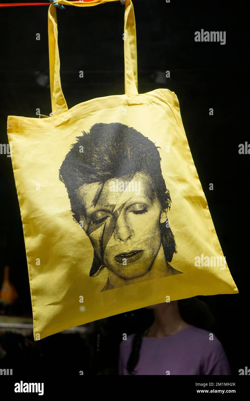Einkaufsbeutel mit einem Portrait von David Bowie in seiner Phase als 'Ziggy Dardust', Berlin  (nur fuer redaktionelle Verwendung. Keine Werbung. Refe Stock Photo