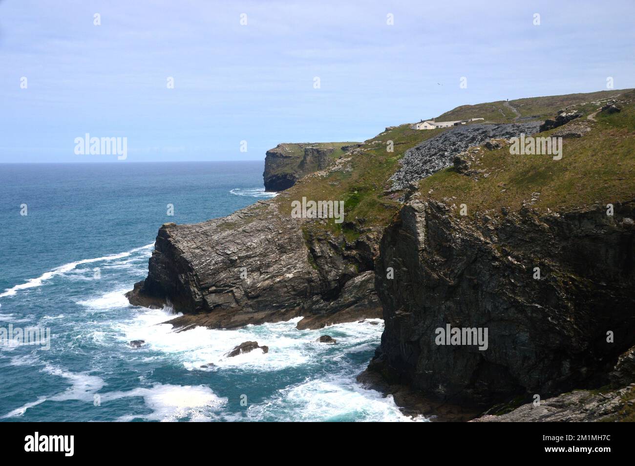 Tintagel Youth Hostel Perched on the Cliff Top of Dunderhole Point near Tintagel Castle on the South West Coastal Path in Cornwall, UK. Stock Photo