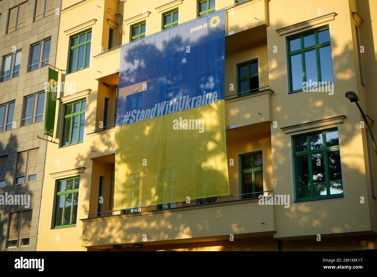Impressionen - ukrainische Fahne an der Geschaefststelle der Gruenen, Berlin  (nur fuer redaktionelle Verwendung. Keine Werbung. Referenzdatenbank: ht Stock Photo