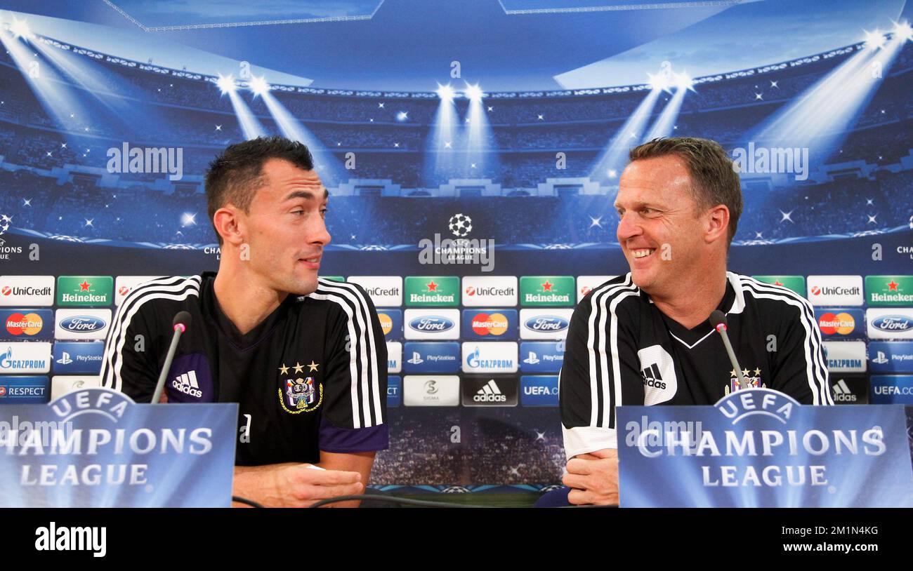 20120821 - NICOSIA, CYPRUS: Anderlecht's goalkeeper Silvio Proto and Anderlecht's head coach John van den Brom pictured during a press conference of Belgian First Division soccer team RSC Anderlecht, Tuesday 21 August 2012 in Nicosia, Cyprus. Anderlecht will play UEFA Champions League playoff match against AEL Limassol on Wednesday. BELGA PHOTO VIRGINIE LEFOUR Stock Photo