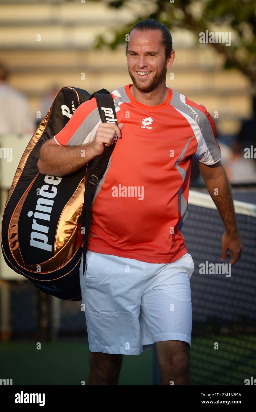 Sacramento Capitals Anna Kournikova (R), of Russia, gestures a kiss toward  teammate Mark Knowles' son Graham (L) prior to their match against the  Houston Wranglers at Westside Tennis Club in Houston on