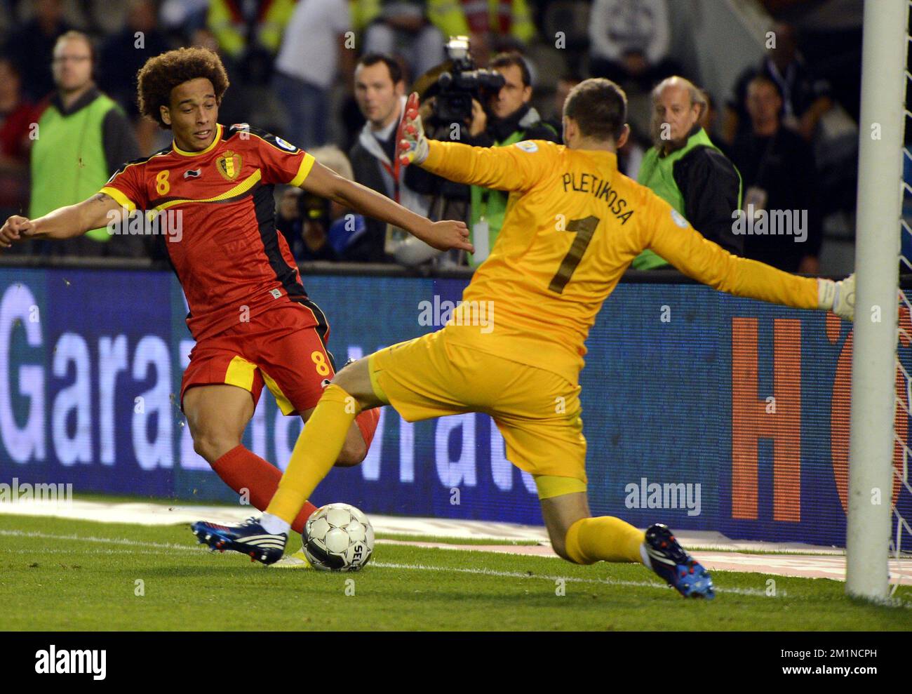 20120911 - BRUSSELS, BELGIUM: Belgium's Axel Witsel and Croatian's goalkeeper Stipe Pletikosa in action during the qualifying match between Belgium Red Devils and Croatia, Tuesday 11 September 2012 at the King Baudouin stadium, in Brussels. This is the second of ten qualifying games for the 2014 Soccer World Championships. BELGA PHOTO ERIC LALMAND Stock Photo
