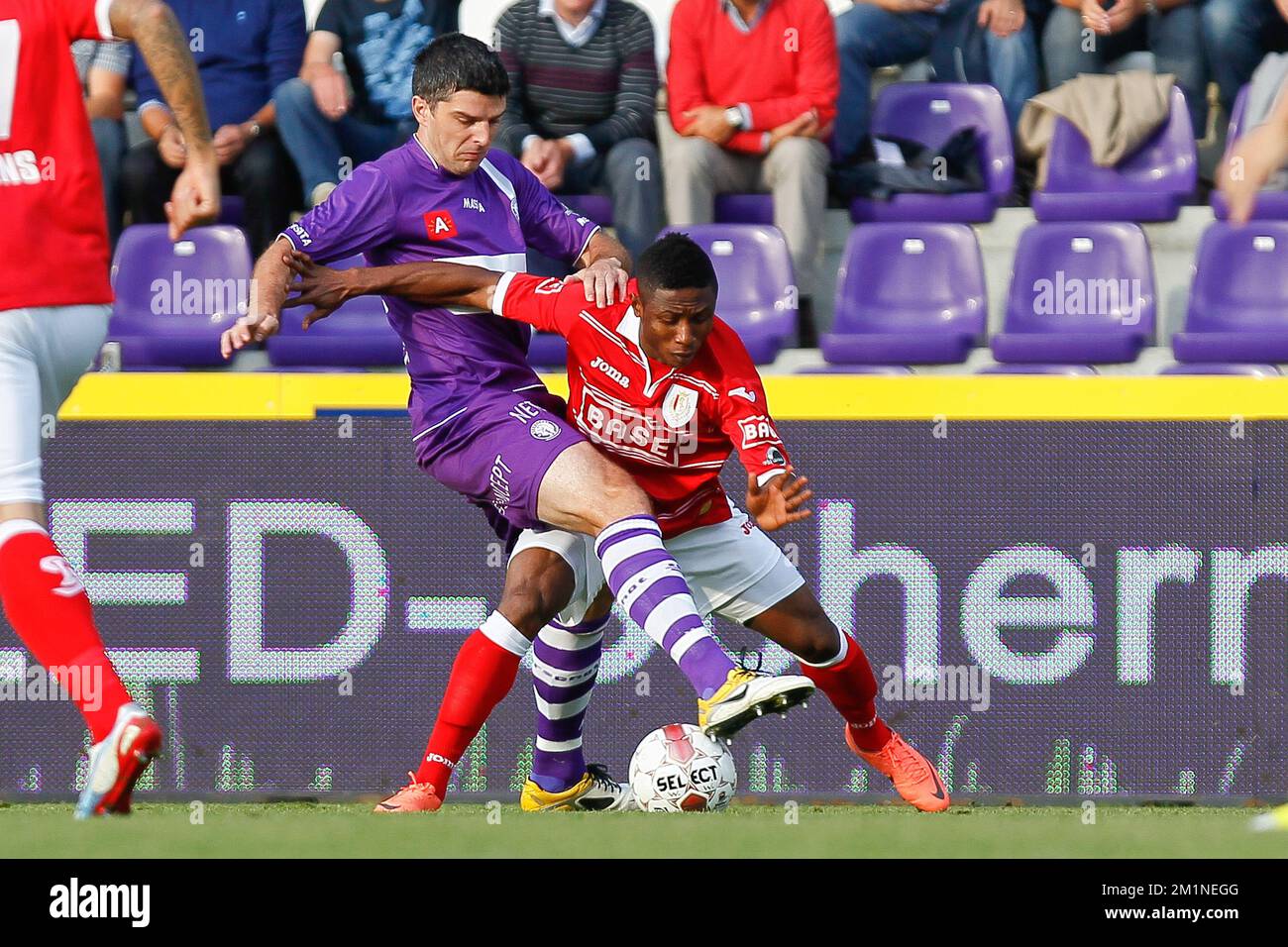 20120916 - ANTWERP, BELGIUM: Beerschot's Tomislav Mikulic and Brazilian Sarah Menezes fight for the ball during the Jupiler Pro League match between Beerschot AC and Standard de Liege, in Antwerp, Sunday 16 September 2012, on the 7th day of the Belgian soccer championship. BELGA PHOTO BRUNO FAHY Stock Photo