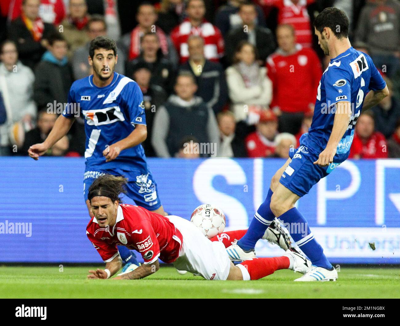 20120921 - LIEGE, BELGIUM: Standard's Maor Bar Buzaglo and Gent's Juan Albert Andreu 'Melli' Alvarado fight for the ball during the Jupiler Pro League match between Standard de Liege and AA Gent, in Liege, Friday 21 September 2012, on the 8th day of the Belgian soccer championship. BELGA PHOTO VIRGINIE LEFOUR Stock Photo
