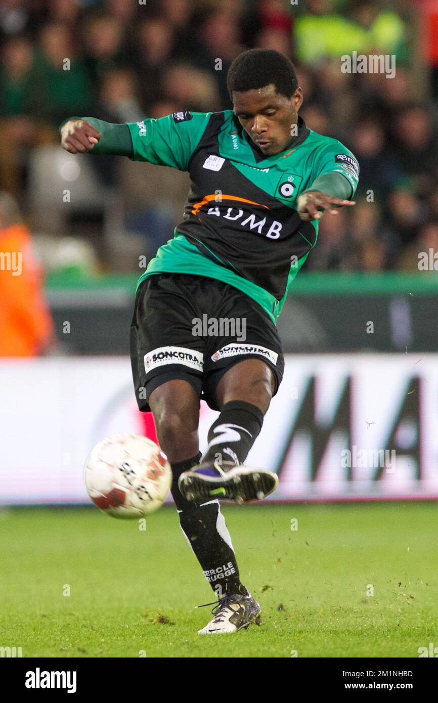 20120929 - BRUGGE, BELGIUM: Cercle's Michael Uchebo fights for the ball during the Jupiler Pro League match between Cercle Brugge and Sporting Charleroi, in Brugge, Saturday 29 September 2012, on the ninth day of the Belgian soccer championship. BELGA PHOTO KURT DESPLENTER Stock Photo