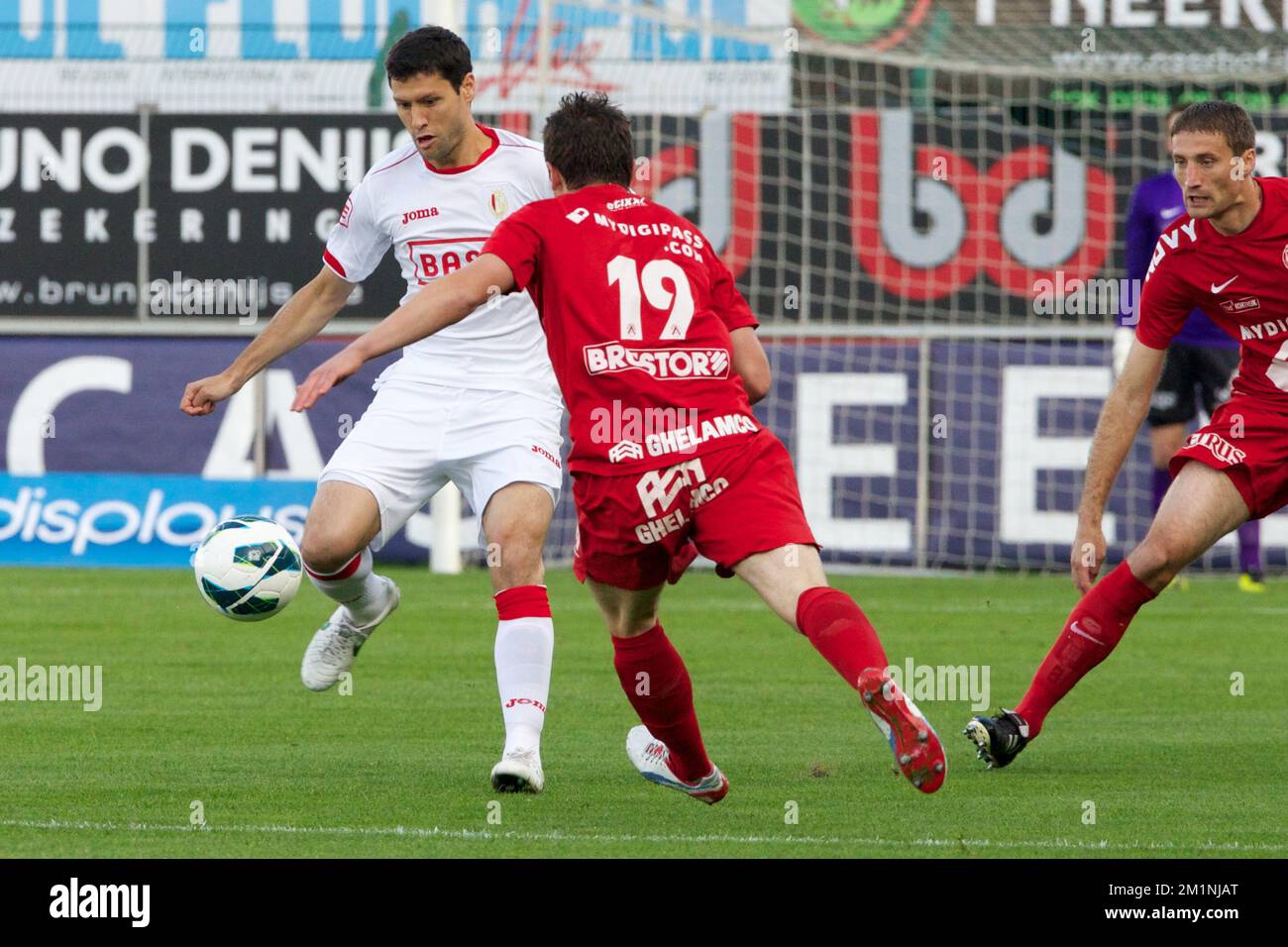 20120930 - KORTRIJK, BELGIUM: Standard's Maor Bar Buzaglo and Kortrijk's Brecht Dejaegere fight for the ball during the Jupiler Pro League match between KV Kortrijk and Standard de Liege, in Kortrijk, Sunday 30 September 2012, on the ninth day of the Belgian soccer championship. BELGA PHOTO KURT DESPLENTER Stock Photo