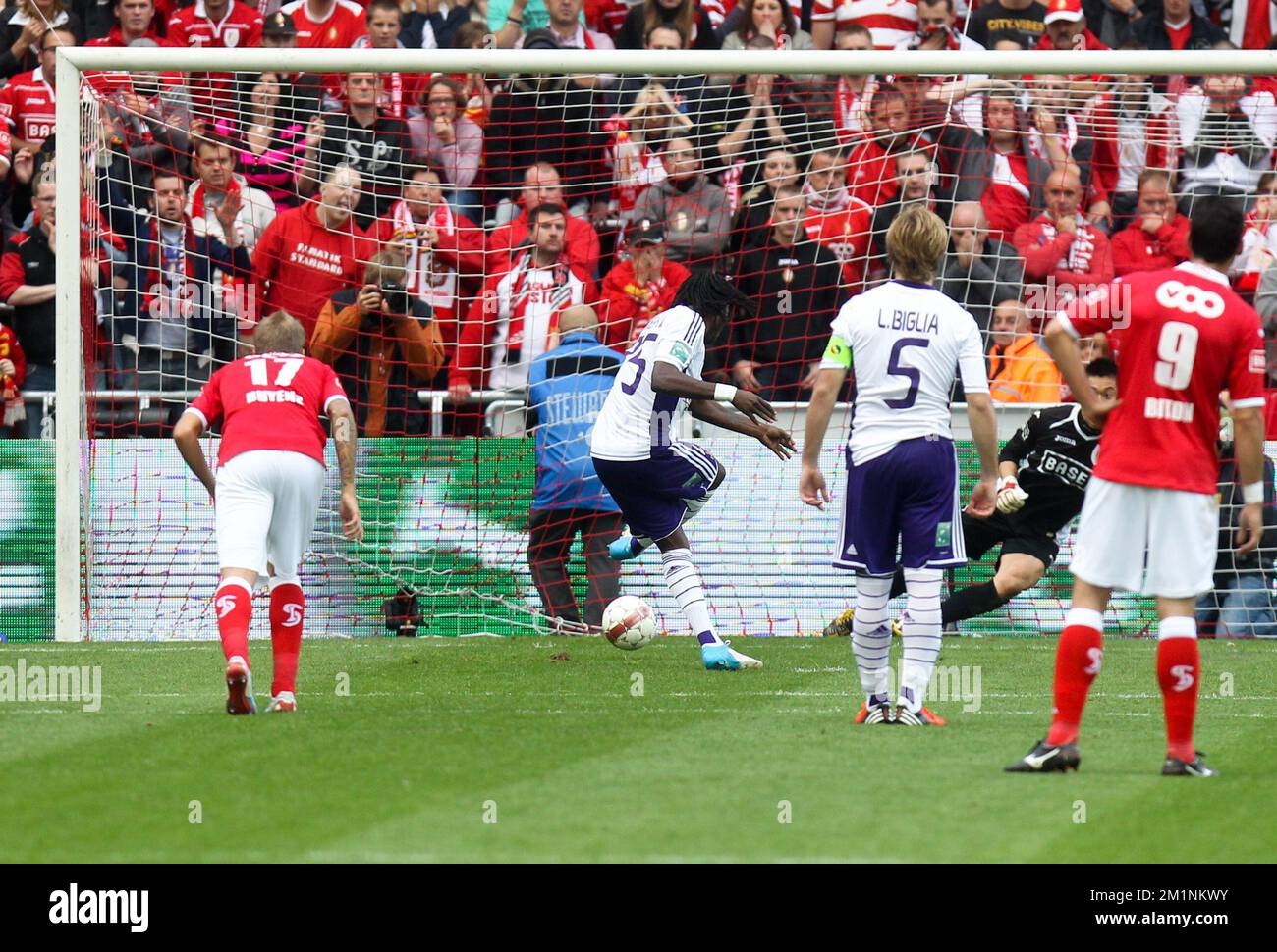 20121007 - LIEGE, BELGIUM: Anderlecht's Dieumerci Mbokani misses a penalty during the Jupiler Pro League match between Standard and RSC Anderlecht, in Liege, Sunday 07 October 2012, on the tenth day of the Belgian soccer championship. BELGA PHOTO VIRGINIE LEFOUR Stock Photo