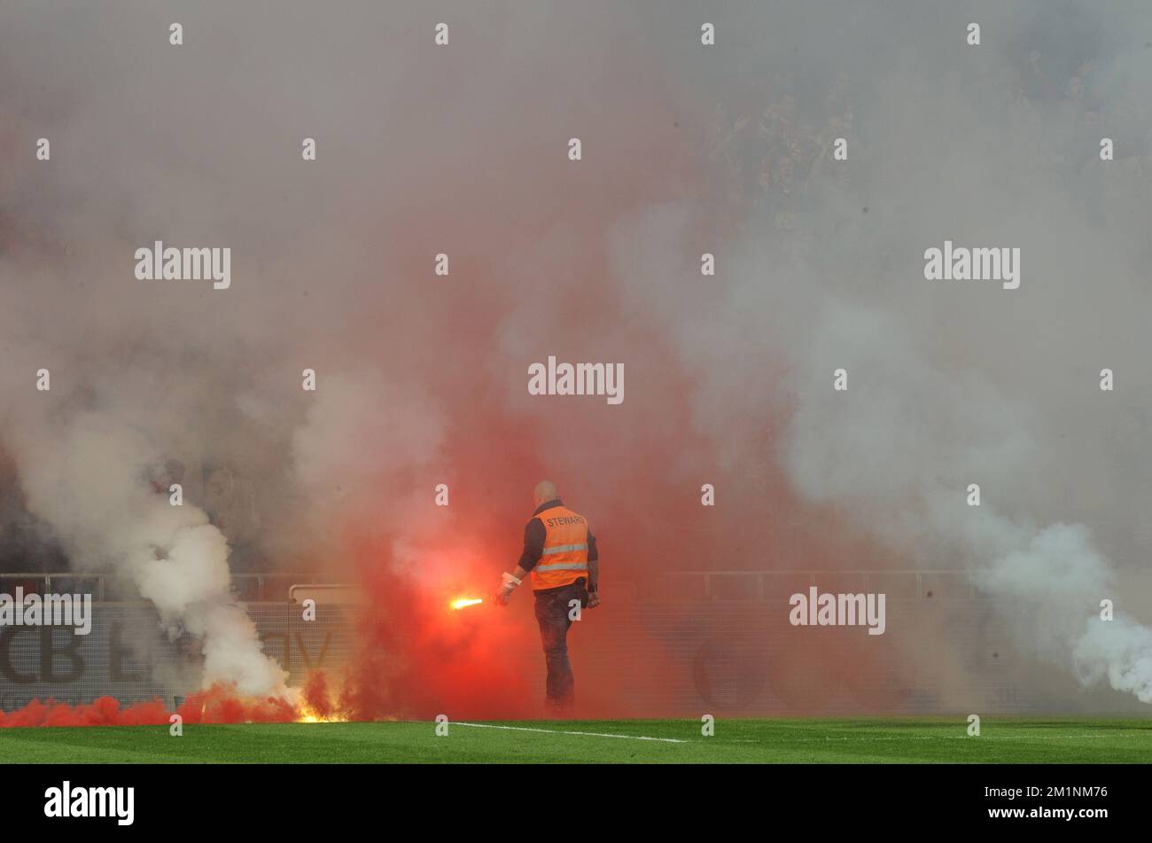 Standard Liege v Anderlecht abandoned because of flares & smoke