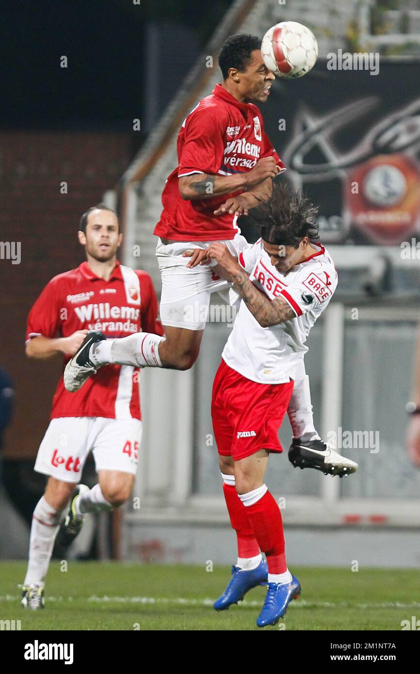 20121021 - MONS, BELGIUM: Mons' Flavien Le Postollec and Standard's Maor Bar Buzaglo fight for the ball during the Jupiler Pro League match between RAEC Mons and Standard, in Mons, Sunday 21 October 2012, on the eleventh day of the Belgian soccer championship. BELGA PHOTO BRUNO FAHY Stock Photo