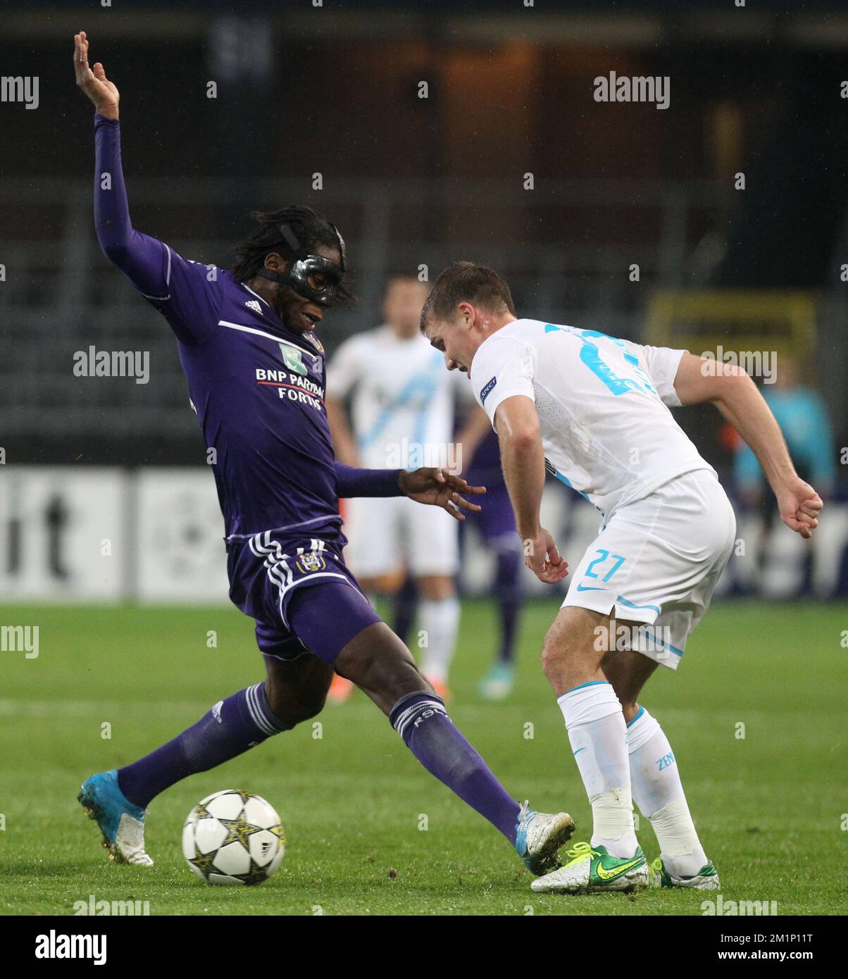 20121106 - BRUSSELS, BELGIUM: Anderlecht's Dieumerci Mbokani and Zenit's Igor Denisov fight for the ball during the match between Belgian first division soccer team RSC Anderlecht and Russian team FC Zenit Saint Petersburg in group C of the UEFA Champions League tournament, Tuesday 06 November 2012 in Brussels. BELGA PHOTO VIRGINIE LEFOUR Stock Photo