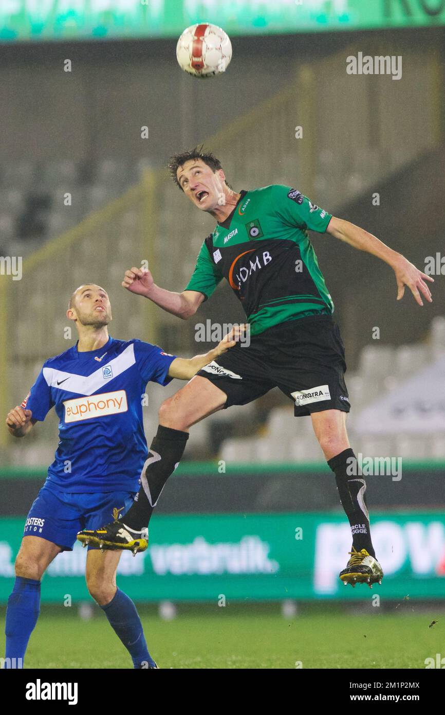 20121117 - BRUGGE, BELGIUM: Genk's Thomas Buffel and Cercle's Bernt Evens fight for the ball during the Jupiler Pro League match between Cercle Brugge KSV and KRC Genk, in Brugge, Saturday 17 November 2012, on day 16 of the Belgian soccer championship. BELGA PHOTO KURT DESPLENTER Stock Photo