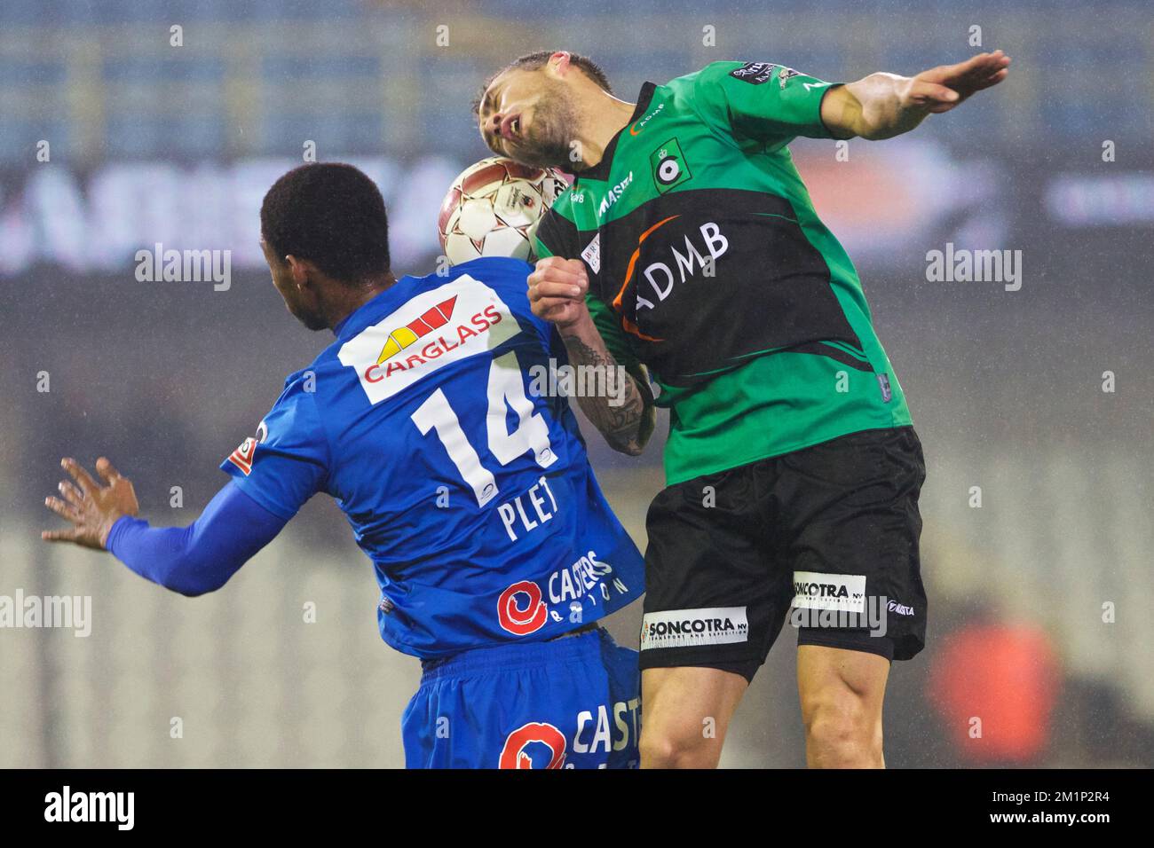 20121117 - BRUGGE, BELGIUM: Genk's Glynor Plet and Cercle's Anthony Portier fight for the ball during the Jupiler Pro League match between Cercle Brugge KSV and KRC Genk, in Brugge, Saturday 17 November 2012, on day 16 of the Belgian soccer championship. BELGA PHOTO KURT DESPLENTER Stock Photo