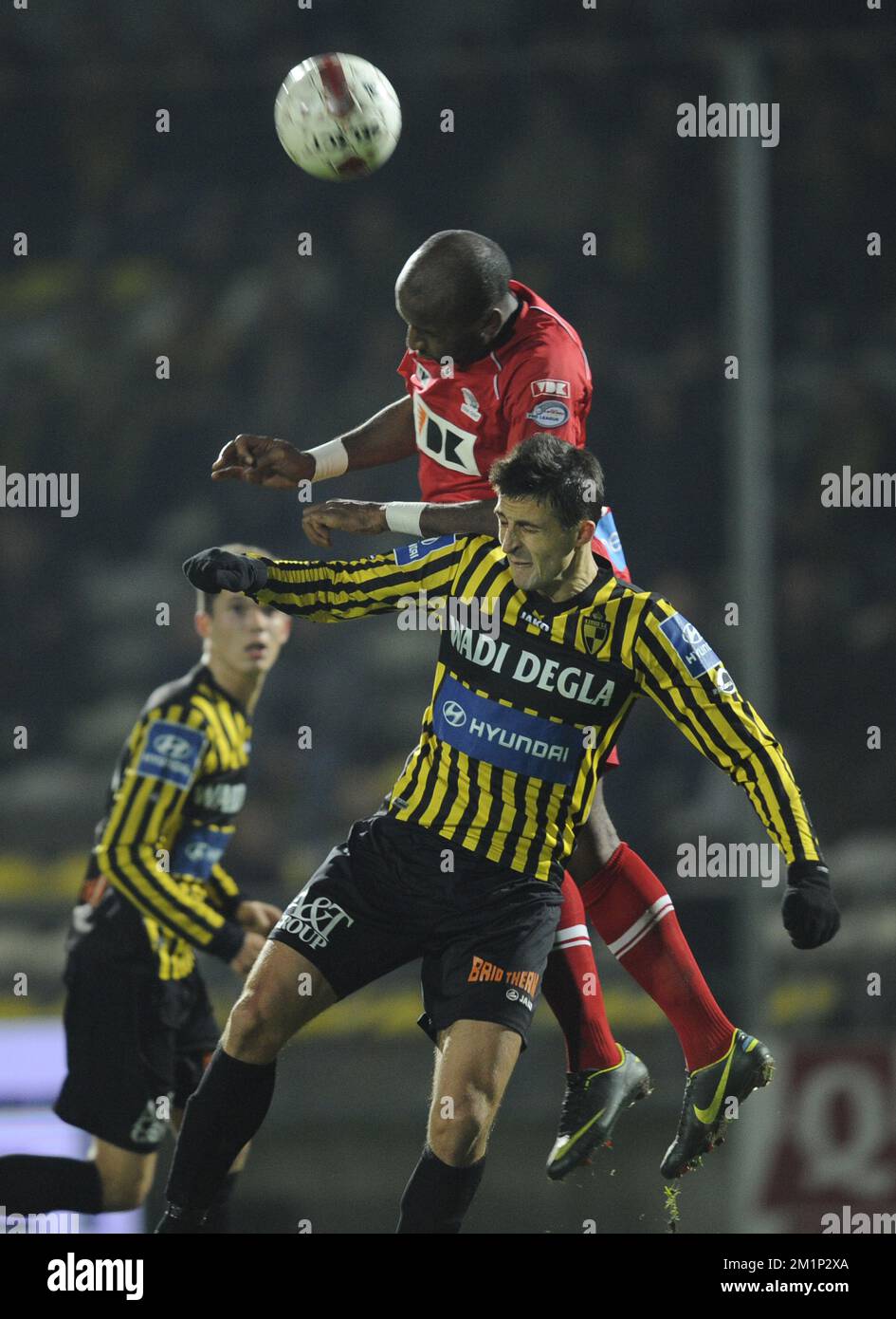 20121117 - LIER, BELGIUM: Gent's Remi Mareval and Lierse's Kostadin Hazurov fight for the ball during the Jupiler Pro League match between Lierse SK and AA Gent, in Lier, Saturday 17 November 2012, on day 16 of the Belgian soccer championship. BELGA PHOTO JOHN THYS Stock Photo