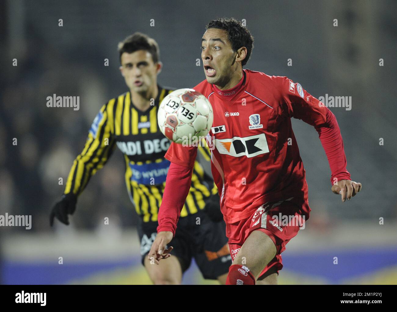 20121117 - LIER, BELGIUM: Lierse's Kostadin Hazurov and Gent's Fernando Peireira Wallace fight for the ball during the Jupiler Pro League match between Lierse SK and AA Gent, in Lier, Saturday 17 November 2012, on day 16 of the Belgian soccer championship. BELGA PHOTO JOHN THYS Stock Photo