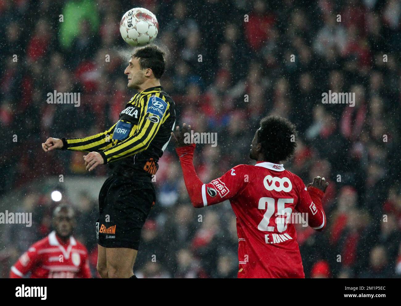 20121123 - LIEGE, BELGIUM: Lierse's Kostadin Hazurov and Standard's Antonio Pereira Dos Santos 'Kanu' fight for the ball during the Jupiler Pro League match between Standard and Lierse, in Liege, Friday 23 November 2012, on day 17 of the Belgian soccer championship. BELGA PHOTO VIRGINIE LEFOUR Stock Photo