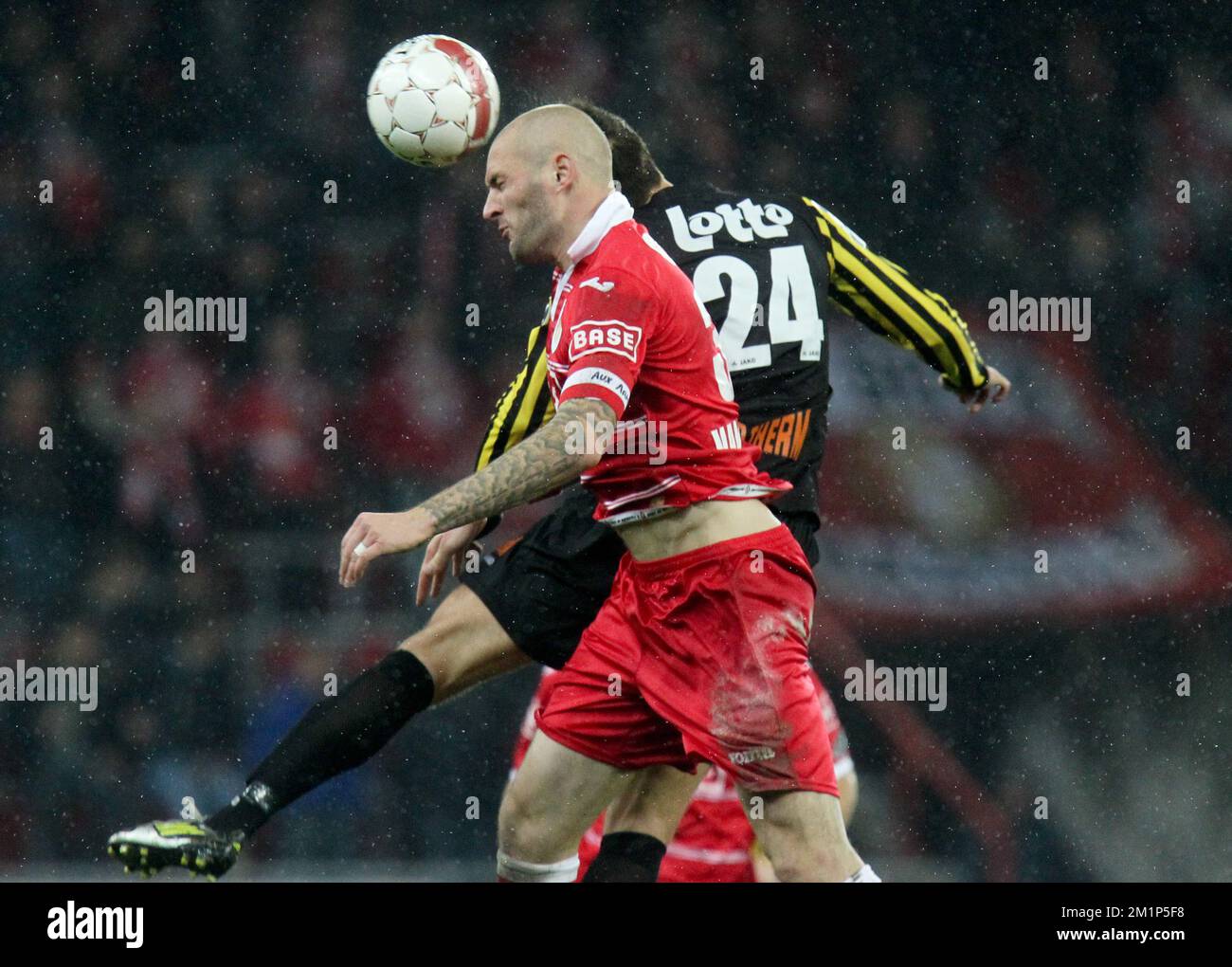 20121123 - LIEGE, BELGIUM: Standard's Jelle Van Damme and Lierse's Kostadin Hazurov fight for the ball during the Jupiler Pro League match between Standard and Lierse, in Liege, Friday 23 November 2012, on day 17 of the Belgian soccer championship. BELGA PHOTO VIRGINIE LEFOUR Stock Photo