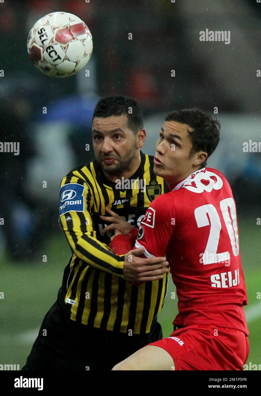 20121123 - LIEGE, BELGIUM: Lierse's Rachid Bourabia and Standard's Luis Manuel Seijas Gunther fight for the ball during the Jupiler Pro League match between Standard and Lierse, in Liege, Friday 23 November 2012, on day 17 of the Belgian soccer championship. BELGA PHOTO VIRGINIE LEFOUR Stock Photo