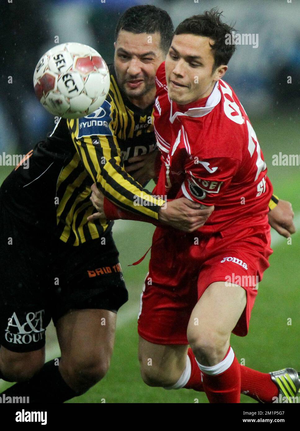 20121123 - LIEGE, BELGIUM: Lierse's Rachid Bourabia and Standard's Luis Manuel Seijas Gunther fight for the ball during the Jupiler Pro League match between Standard and Lierse, in Liege, Friday 23 November 2012, on day 17 of the Belgian soccer championship. BELGA PHOTO VIRGINIE LEFOUR Stock Photo