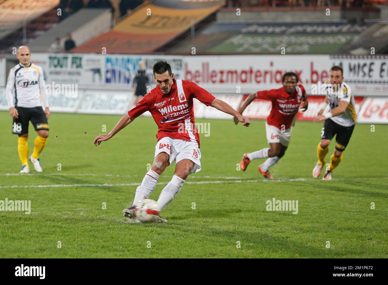 20121124 - MONS, BELGIUM: Mons' Jeremy Perbet misses a penalty during the Jupiler Pro League match between RAEC Mons and Lokeren, in Mons, Saturday 24 November 2012, on day 17 of the Belgian soccer championship. BELGA PHOTO BRUNO FAHY Stock Photo
