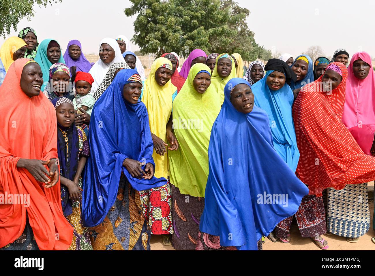 NIGER, Maradi, village Dan Bako, muslim women singing for visitor welcome to their community garden project /muslimische Frauen singen fuer einen Besucherempfang Stock Photo