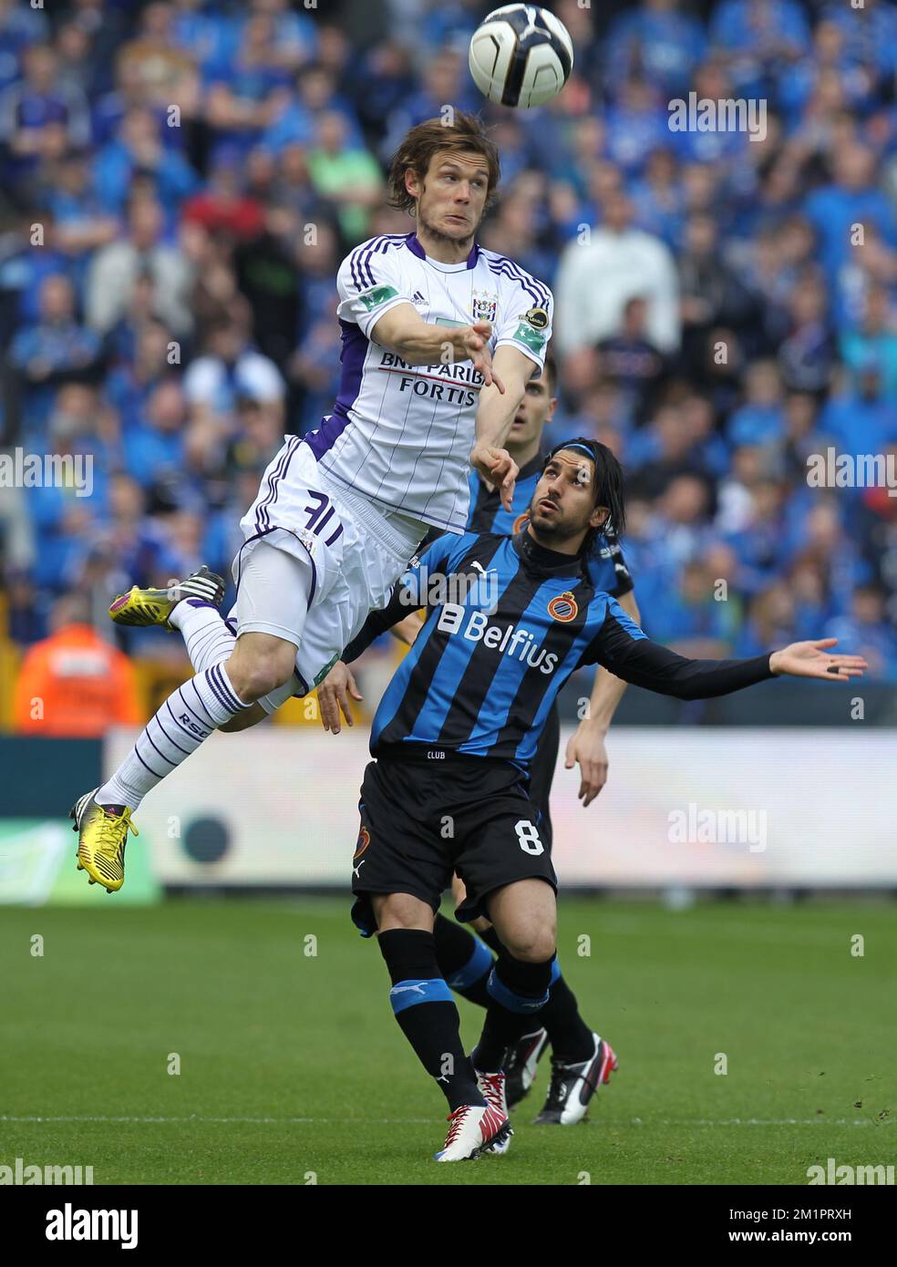 Anderlecht's Kristoffer Olsson and Club's Noa Lang fight for the ball  during a soccer match between RSC Anderlecht and Club Brugge KV, Sunday 03  Octob Stock Photo - Alamy