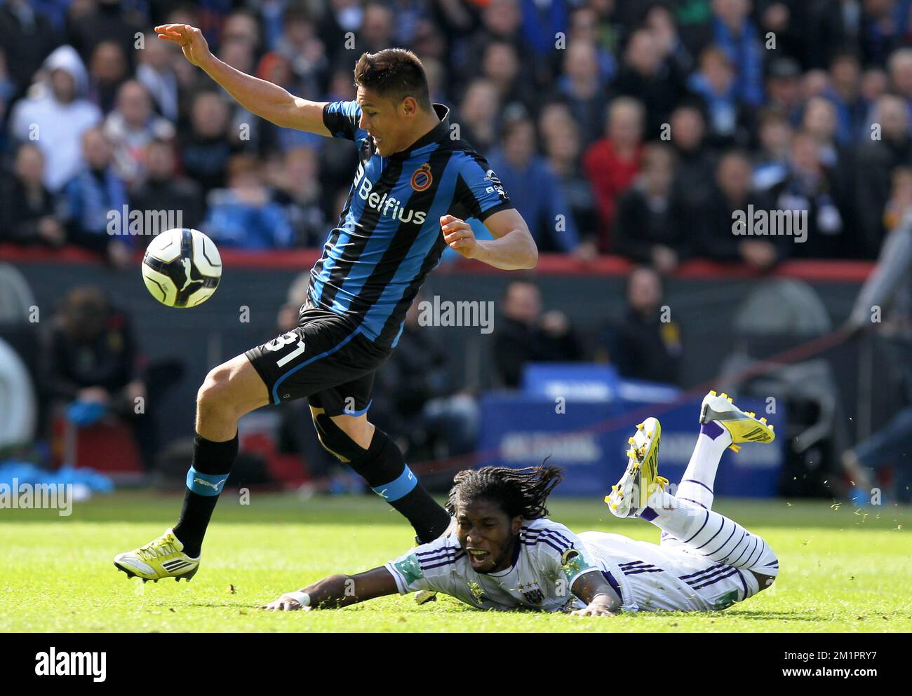 Anderlecht's Kristoffer Olsson and Club's Noa Lang fight for the ball  during a soccer match between RSC Anderlecht and Club Brugge KV, Sunday 03  Octob Stock Photo - Alamy