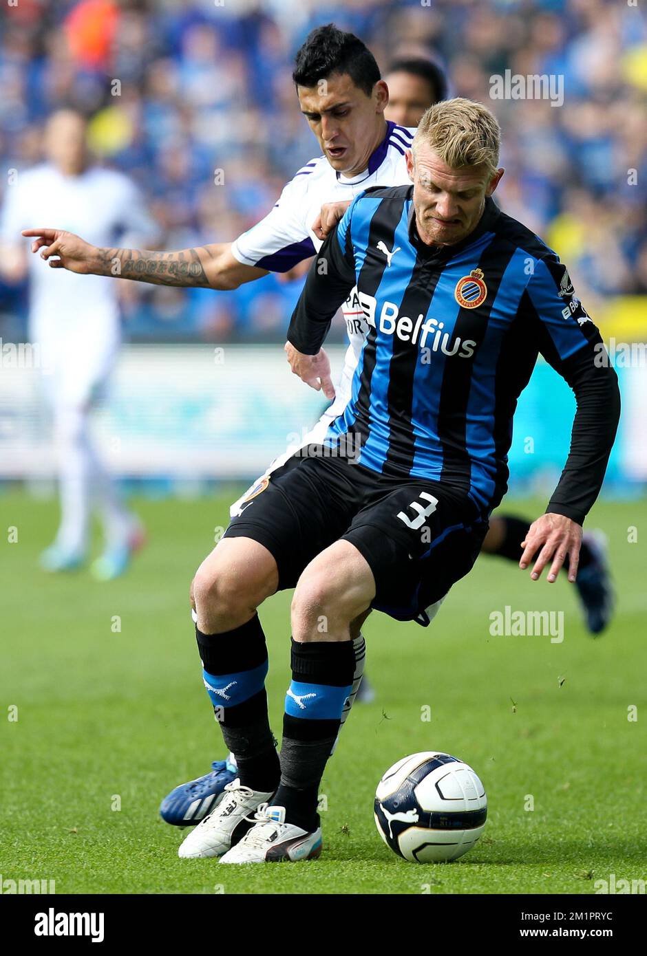 Anderlecht's Kristoffer Olsson and Club's Noa Lang fight for the ball  during a soccer match between RSC Anderlecht and Club Brugge KV, Sunday 03  Octob Stock Photo - Alamy