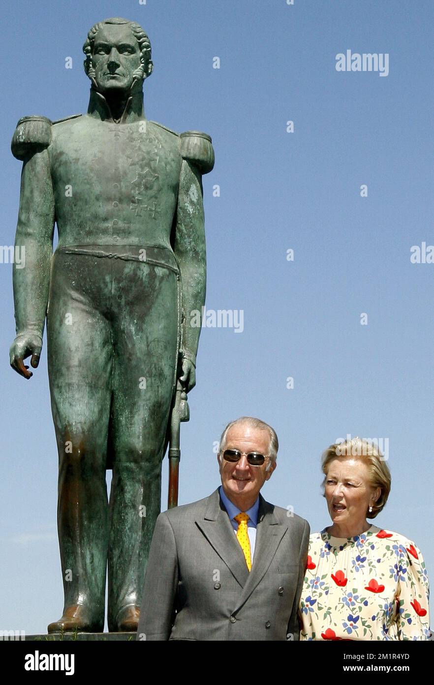 20060717 - DE PANNE, BELGIUM: King Albert II and Queen Paola pictured near the statue of Leopold I in De Panne where they participate in the Leopoldfeesten, Monday 17 July 2006. Prince Leopold I arrived 175 years ago on 17 July 1831 in De Panne. 4 days later he took in Brussels the oath as first King of Belgium.  BELGA PHOTO BENOIT DOPPAGNE Stock Photo