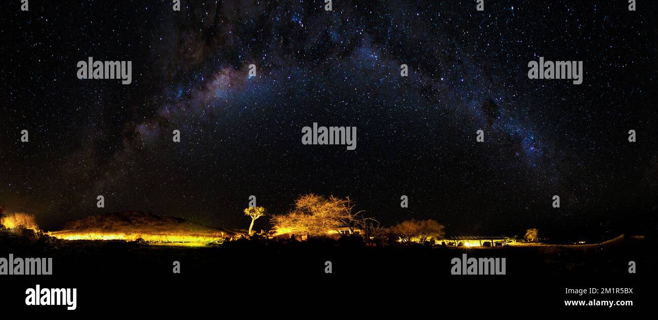 Milky way over desert hi-res stock photography and images - Alamy