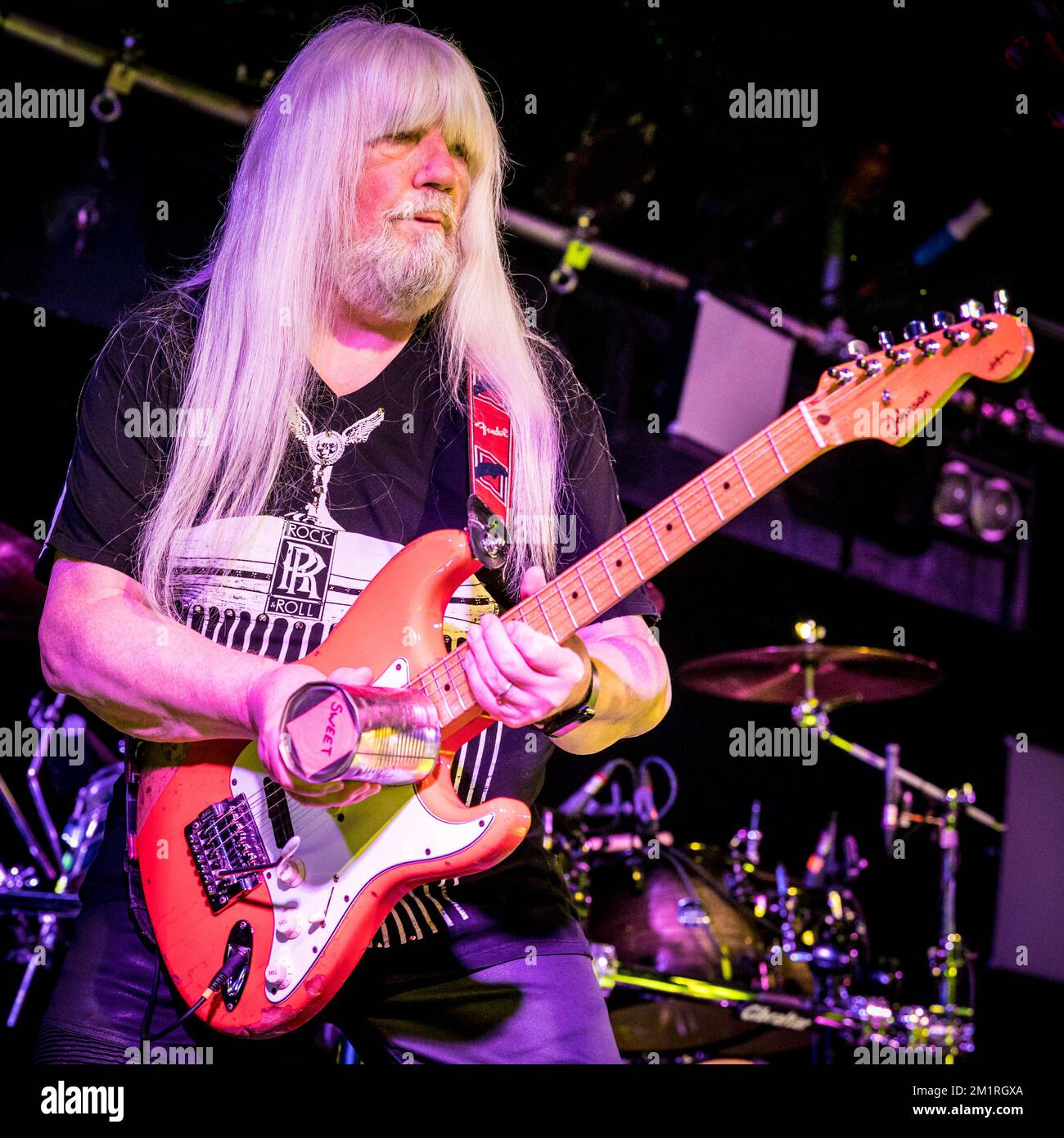 Andy Scott on guitar & vocals Stock Photo - Alamy