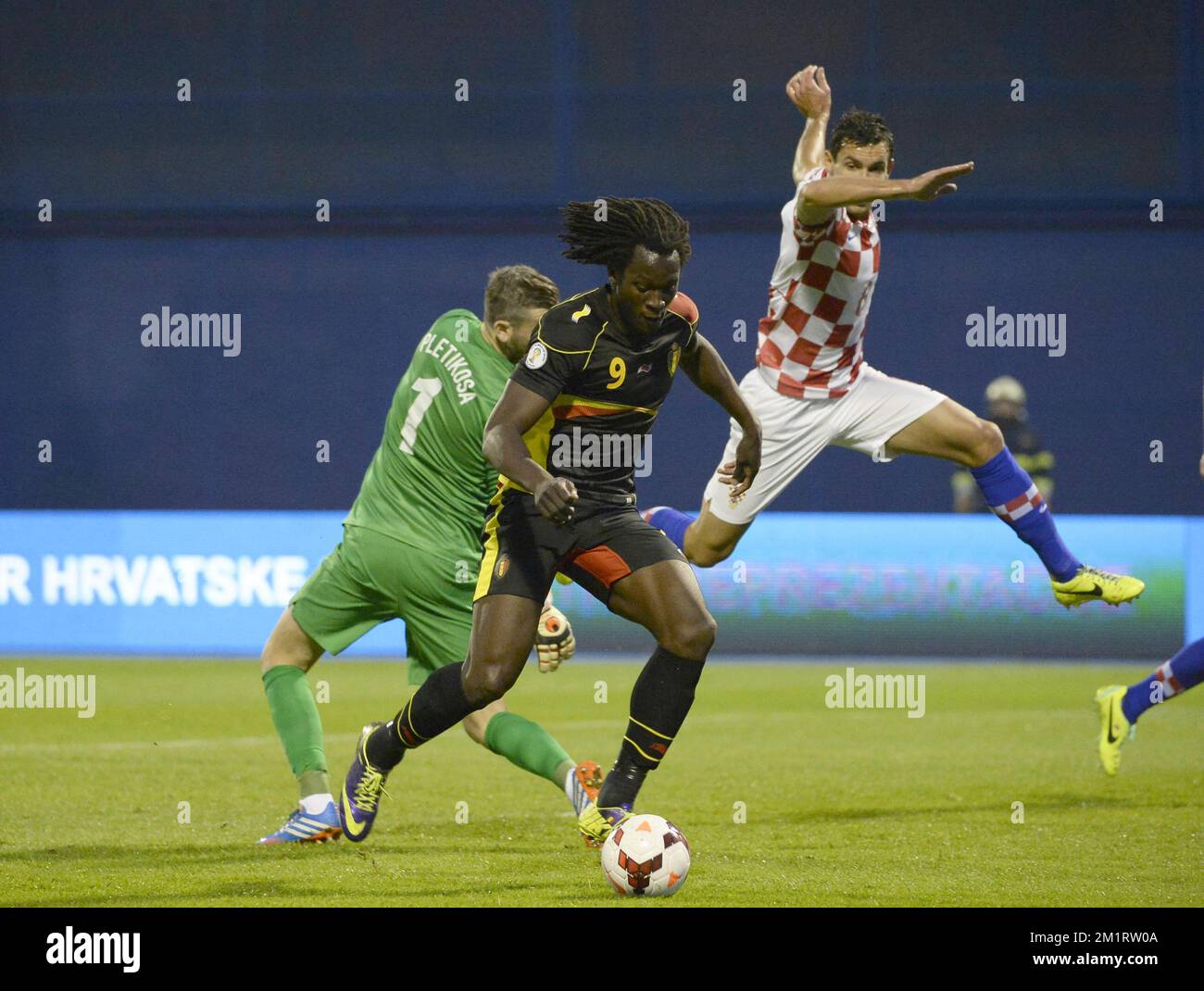 20131011 - ZAGREB, CROATIA: Belgium's Romelu Lukaku passes Croatia's goalkeeper Stipe Pletikosa and scores the 0-1 goal during a soccer game between Belgian national team The Red Devils and the Croatian national team in the Maksimir stadium in Zagreb, Croatia, Friday 11 October 2013, a qualification game for the 2014 FIFA World Cup. With two games to play the Red Devils are leading group A, they need one more point to qualify for the World Cup as group winner. BELGA PHOTO DIRK WAEM Stock Photo