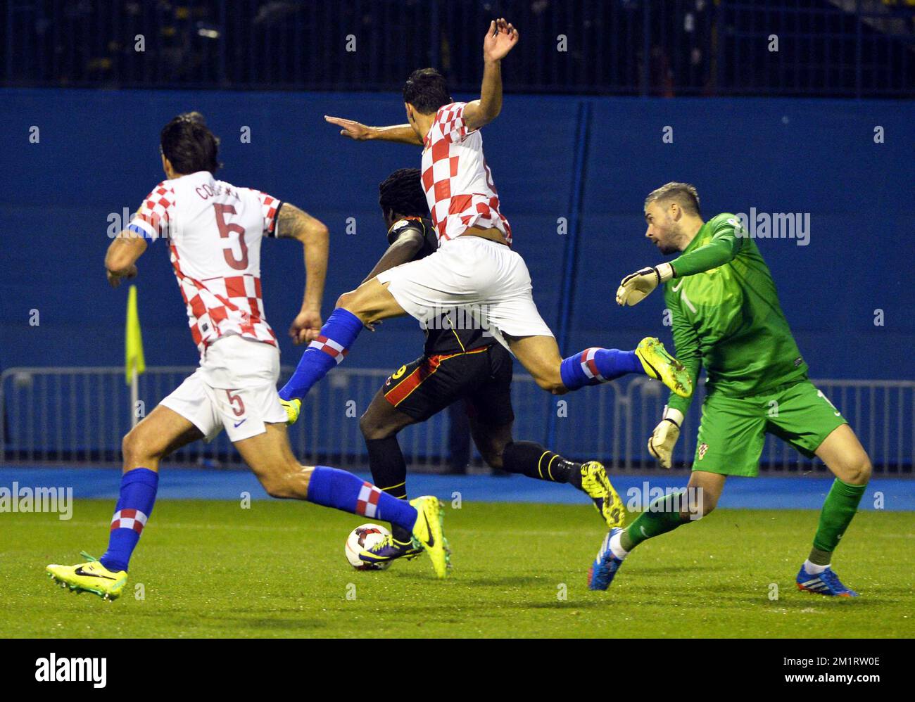 20131011 - ZAGREB, CROATIA: Belgium's Romelu Lukaku passes Croatia's goalkeeper Stipe Pletikosa and scores the 0-1 goal during a soccer game between Belgian national team The Red Devils and the Croatian national team in the Maksimir stadium in Zagreb, Croatia, Friday 11 October 2013, a qualification game for the 2014 FIFA World Cup. With two games to play the Red Devils are leading group A, they need one more point to qualify for the World Cup as group winner.   BELGA PHOTO ERIC LALMAND Stock Photo